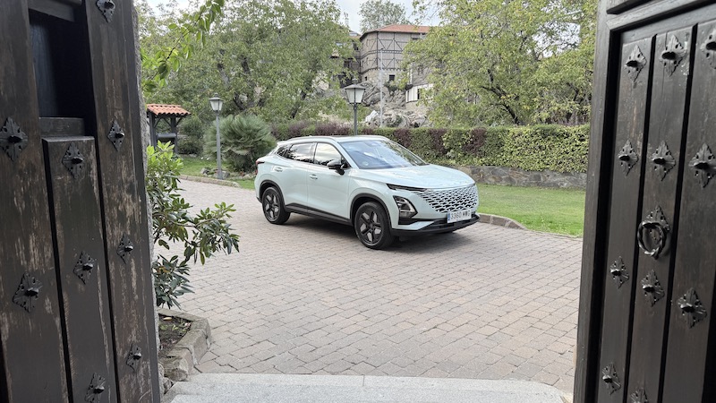 Omoda-desde-dentro-de-las-puertas El coche eléctrico y el híbrido enchufable, en el centro del debate