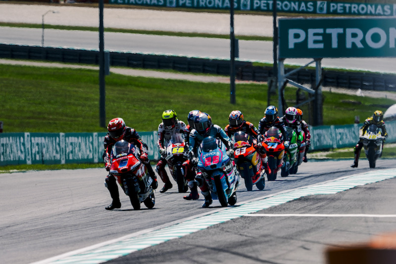 salida-1 Ángel Piqueras conquista el podio en un domingo marcado por la emoción en Sepang