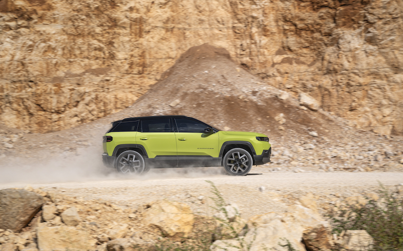 Jeep-Compass-lateral-en-campo El nuevo Jeep® Compass, un salto adelante en capacidad, eficiencia y tecnología avanzada