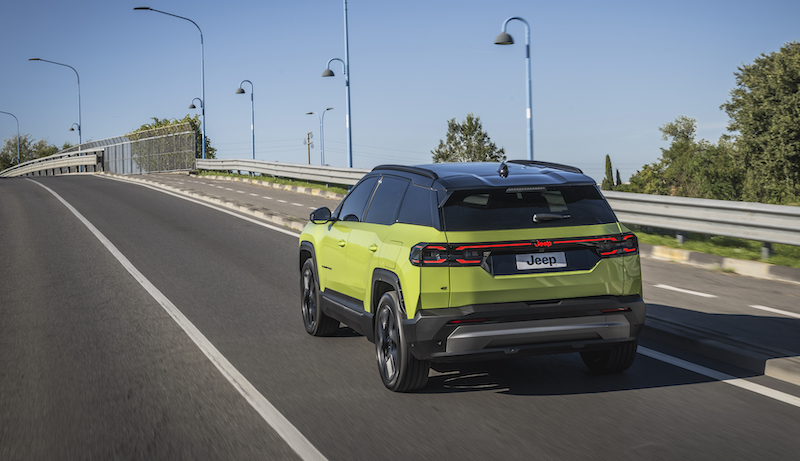 Jeep-compass-carretera-desde-atras El nuevo Jeep® Compass, un salto adelante en capacidad, eficiencia y tecnología avanzada