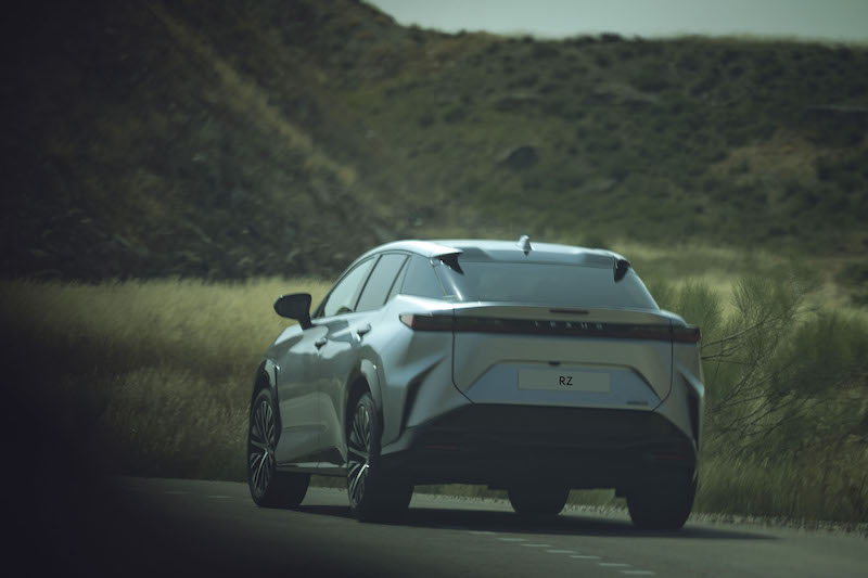 LEXUS_RZ-Hermanos_Torres-circulando-parate-trasera LEXUS RZ & Hermanos Torres — “Rumbo al Origen”