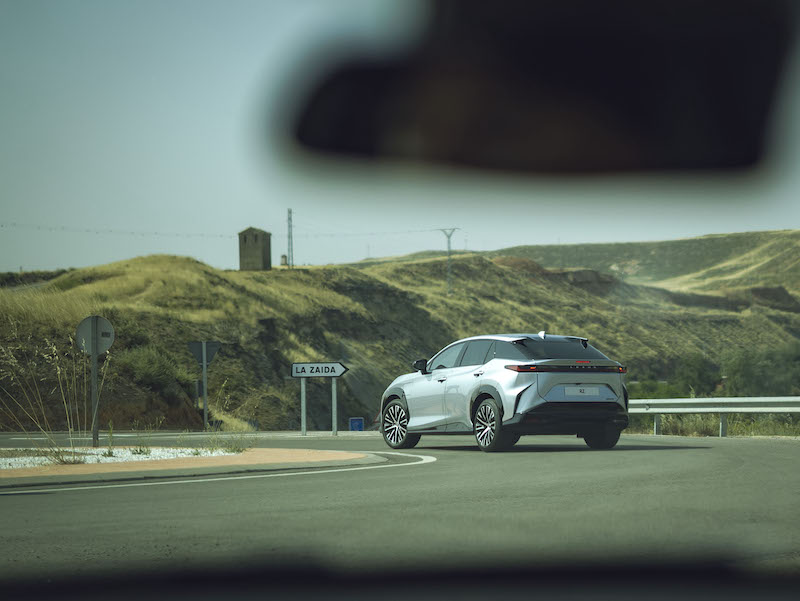LEXUS_RZ-Hermanos_Torres-en-carretera LEXUS RZ & Hermanos Torres — “Rumbo al Origen”