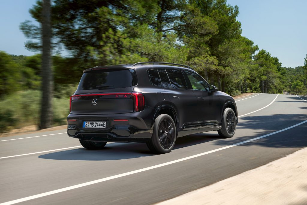 Mercedes-GLB-ciruclando-desde-atras-1024x683 El nuevo Mercedes-Benz GLB 100% eléctrico ya admite pedidos en España
