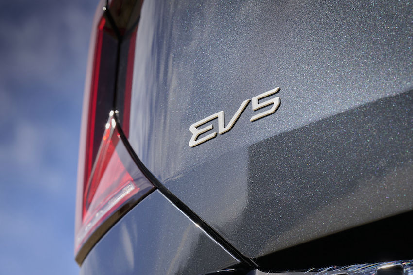 KIA-EV5-EMBLEMA-TRASERO Versátil y confortable: el Kia EV5 acerca el SUV eléctrico a un público más amplio