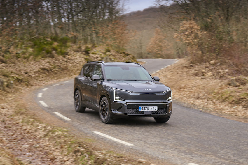 KIA-EV5-EN-CARRETERA Versátil y confortable: el Kia EV5 acerca el SUV eléctrico a un público más amplio