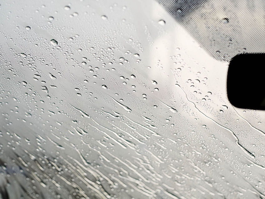 La_ciencia_detras_del_tratamiento_antilluvia_que_aplica_Carglass Lluvia y visibilidad: 10 consejos para evitar accidentes en el temporal de lluvia de la borrasca Leonardo