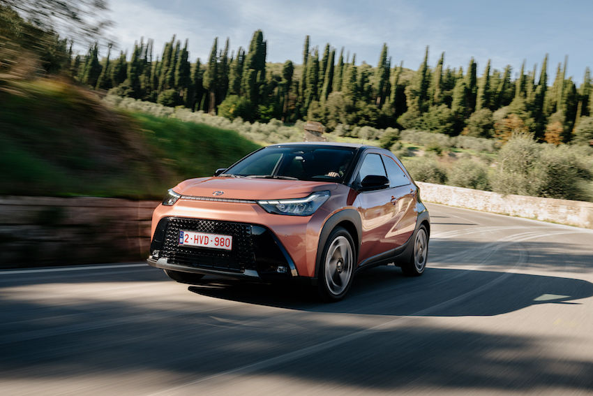 aygoxcrosshybrid-chic-vistageneralmovimiento Toyota Aygo X Cross Hybrid: el único híbrido del Segmento A desde 99 €/mes con Toyota Easy