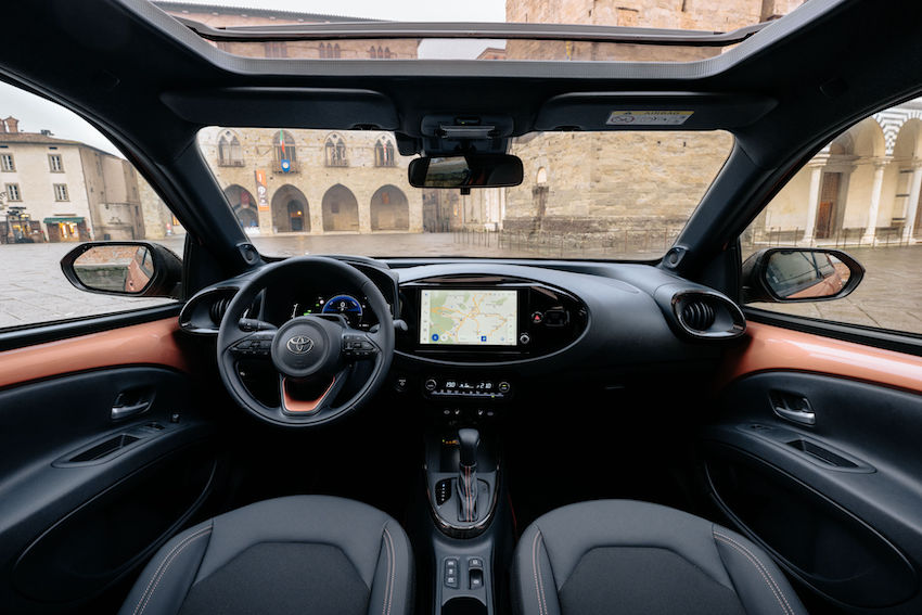 aygoxcrosshybrid-chic-vistainterior Toyota Aygo X Cross Hybrid: el único híbrido del Segmento A desde 99 €/mes con Toyota Easy