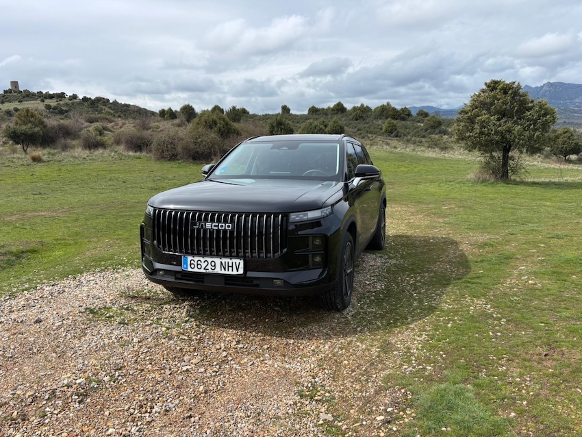 FRONTAL-LATERAL-JAECCO-7 Probamos el JAECOO 7 SHS: el SUV híbrido enchufable que quiere sacudir el segmento