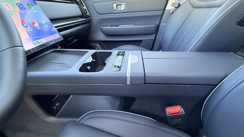 JAECCO-REPOSABRAZOS-CENTRAL Probamos el JAECOO 7 SHS: el SUV híbrido enchufable que quiere sacudir el segmento