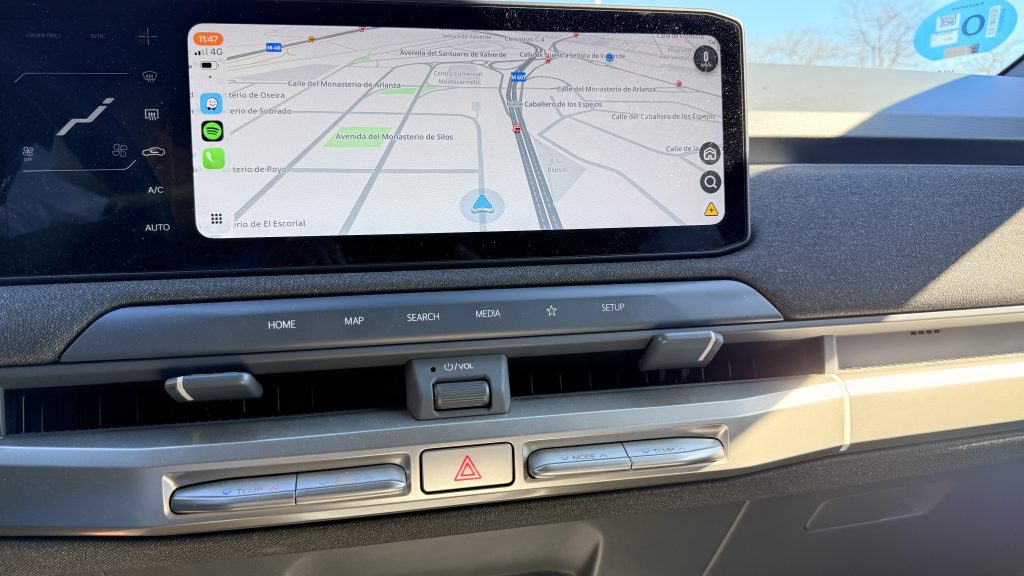 KIA-EV3-MANDOS-FISICOS-1024x576 Prueba Kia EV3 GT-Line 2025 — El SUV eléctrico compacto que acerca el futuro: 81,4 kWh, hasta 563 km WLTP y diseño rompedor