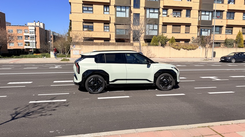 KIA-EV3-circulando-en-ciudad-lateral Prueba Kia EV3 GT-Line 2025 — El SUV eléctrico compacto que acerca el futuro: 81,4 kWh, hasta 563 km WLTP y diseño rompedor