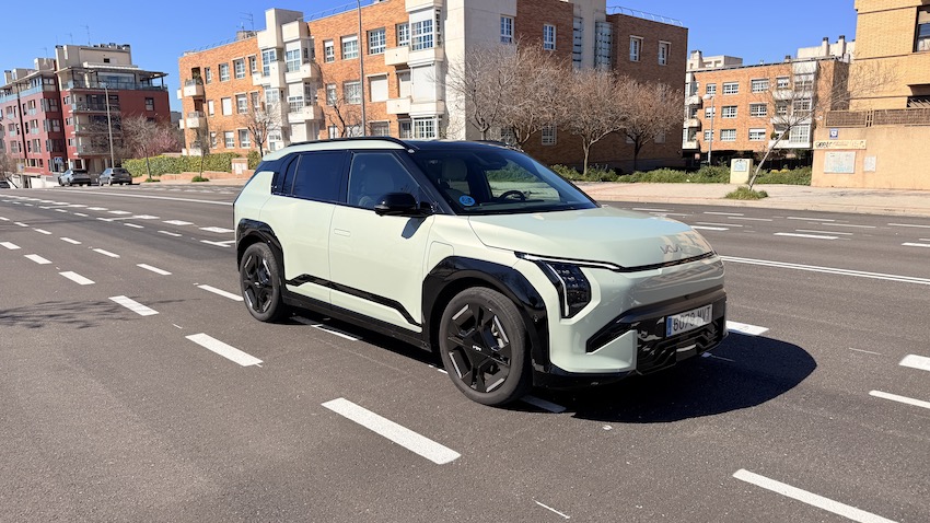KIA-EV3-circulando-en-ciudad Prueba Kia EV3 GT-Line 2025 — El SUV eléctrico compacto que acerca el futuro: 81,4 kWh, hasta 563 km WLTP y diseño rompedor