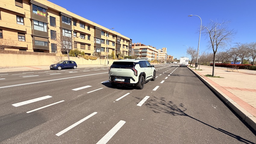 KIA-EV3-en-carretera-de-espaldas Prueba Kia EV3 GT-Line 2025 — El SUV eléctrico compacto que acerca el futuro: 81,4 kWh, hasta 563 km WLTP y diseño rompedor
