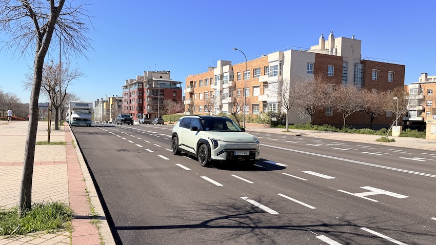 KIA-EV3-en-carretera-de-frente Prueba Kia EV3 GT-Line 2025 — El SUV eléctrico compacto que acerca el futuro: 81,4 kWh, hasta 563 km WLTP y diseño rompedor