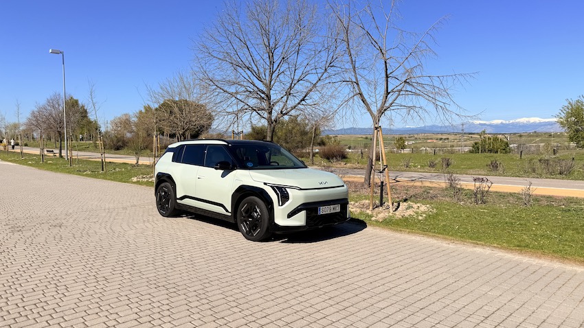KIA-EV3-lateral-inclinado Prueba Kia EV3 GT-Line 2025 — El SUV eléctrico compacto que acerca el futuro: 81,4 kWh, hasta 563 km WLTP y diseño rompedor