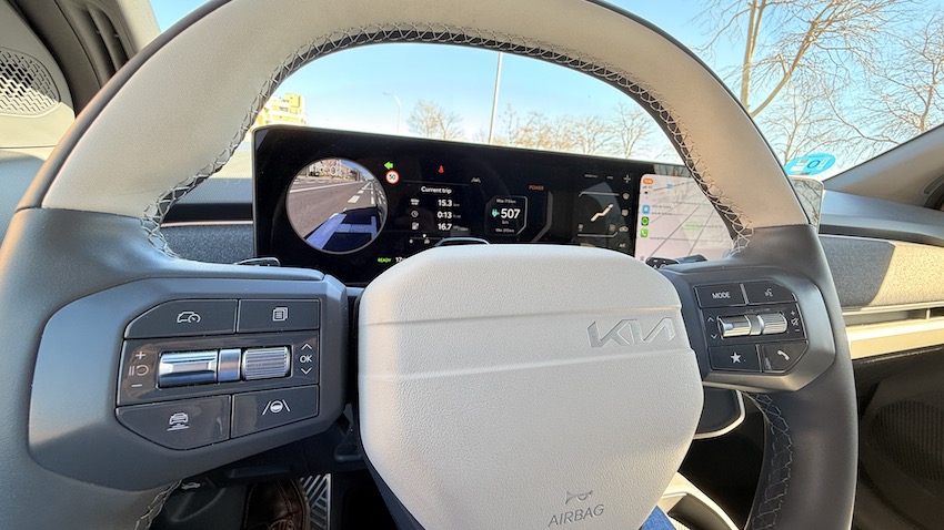 Kia-EV3-intermitente-y-cambio-de-carril Prueba Kia EV3 GT-Line 2025 — El SUV eléctrico compacto que acerca el futuro: 81,4 kWh, hasta 563 km WLTP y diseño rompedor