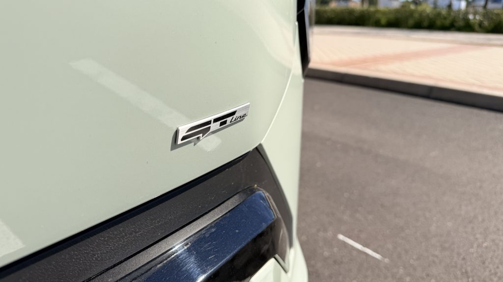 Kia-EV3-logotipo-modelo-1-1024x576 Prueba Kia EV3 GT-Line 2025 — El SUV eléctrico compacto que acerca el futuro: 81,4 kWh, hasta 563 km WLTP y diseño rompedor