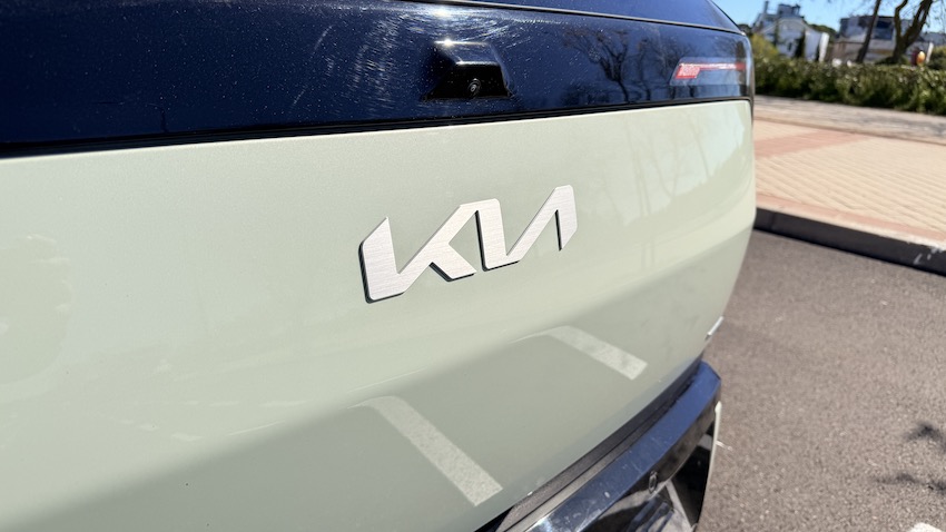 Kia-EV3-logotipo-parte-trasera-1 Prueba Kia EV3 GT-Line 2025 — El SUV eléctrico compacto que acerca el futuro: 81,4 kWh, hasta 563 km WLTP y diseño rompedor