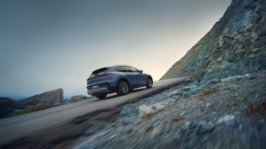 Porche-Cayenne-S-en-la-montana Porsche amplía su gama de SUV eléctricos con el nuevo Cayenne S Electric de 544 CV