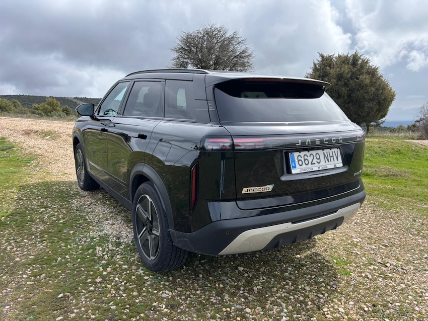 TRASERA-LATERAL-JAECCO-7 Probamos el JAECOO 7 SHS: el SUV híbrido enchufable que quiere sacudir el segmento
