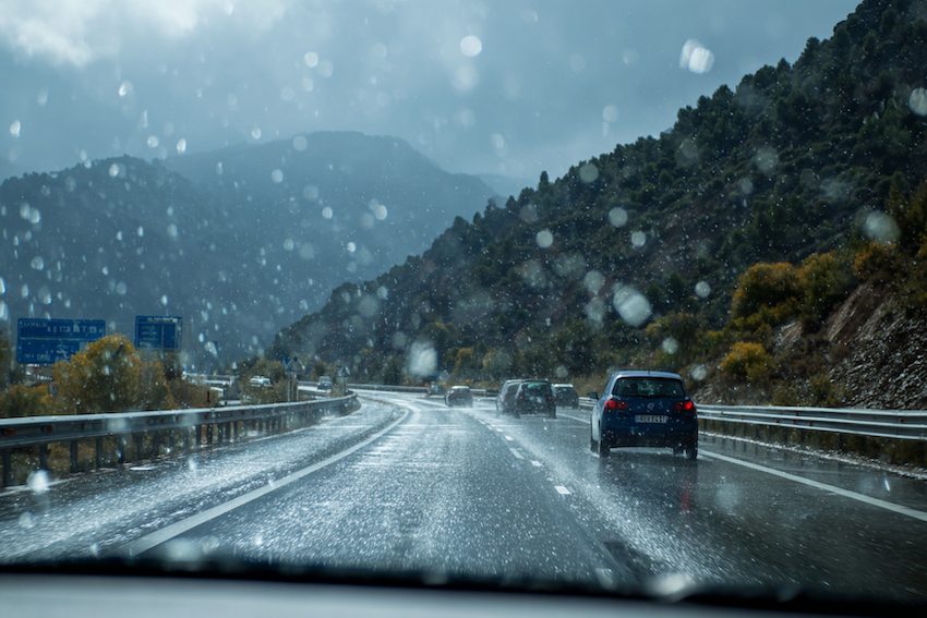 boostersspain_car_travelling_in_a_spanish_highway_in_spring_r_51c965e8-15b7-43d6-b88b-733d8781d11d_2 Los 10 factores que explican por qué es más difícil conducir en Semana Santa