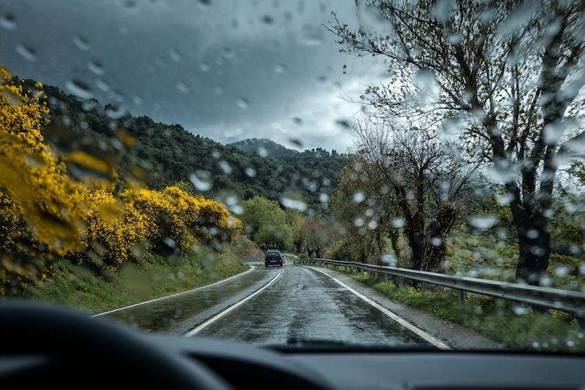 boostersspain_car_travelling_in_spring_in_Spain_with_rain_in__16a28f03-57fb-4dec-9ffc-8bd52b84209c_3 Los 10 factores que explican por qué es más difícil conducir en Semana Santa