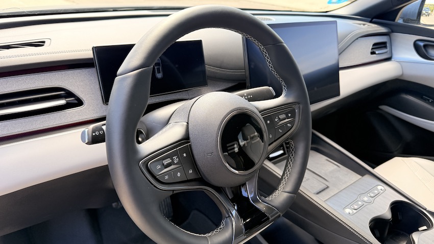 BYD-SEAL-6-DM-i-Touring-VOLANTE Prueba BYD SEAL 6 DM-i Touring: el familiar híbrido enchufable que convierte la lógica en un argumento de compra muy serio