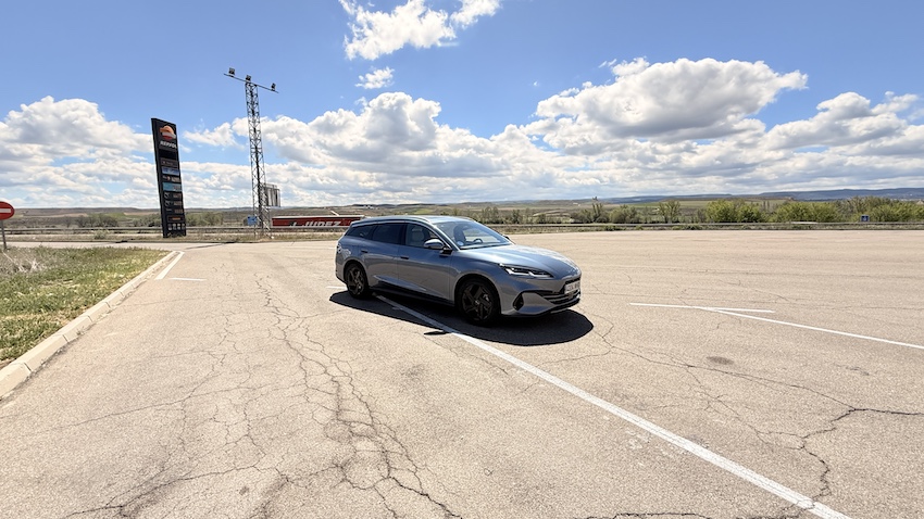 BYD-SEAL-6-circulando-de-frente Prueba BYD SEAL 6 DM-i Touring: el familiar híbrido enchufable que convierte la lógica en un argumento de compra muy serio