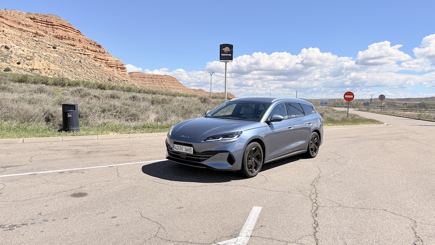 BYD-SEAL-6-en-carretera-de-frente Prueba BYD SEAL 6 DM-i Touring: el familiar híbrido enchufable que convierte la lógica en un argumento de compra muy serio