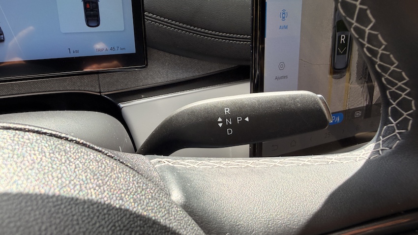 BYD-SEAL-6-palanca-cambio-automatico Prueba BYD SEAL 6 DM-i Touring: el familiar híbrido enchufable que convierte la lógica en un argumento de compra muy serio