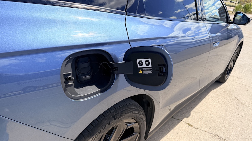 BYD-SEAL-6-toma-corriente Prueba BYD SEAL 6 DM-i Touring: el familiar híbrido enchufable que convierte la lógica en un argumento de compra muy serio