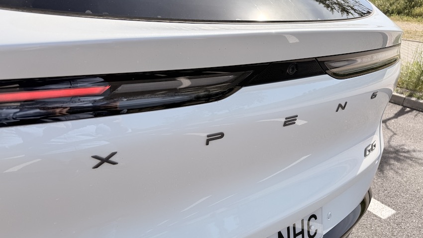 Emblema-Xpeng-parte-trasera Nuevo XPeng G6: mismo SUV coupé, mucho más serio cuando toca viajar