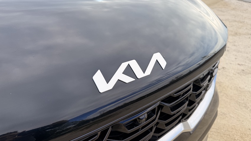 Kia-Sorento-emblema Probamos el Kia Sorento PHEV Emotion: el gran SUV enchufable que pone la lógica familiar al servicio del confort y la eficiencia