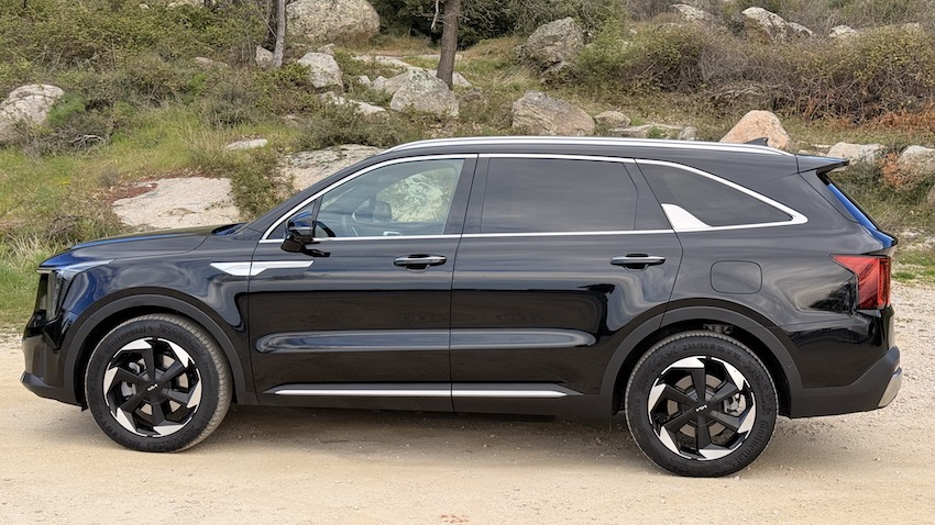 Kia-Sorento-lateral Probamos el Kia Sorento PHEV Emotion: el gran SUV enchufable que pone la lógica familiar al servicio del confort y la eficiencia