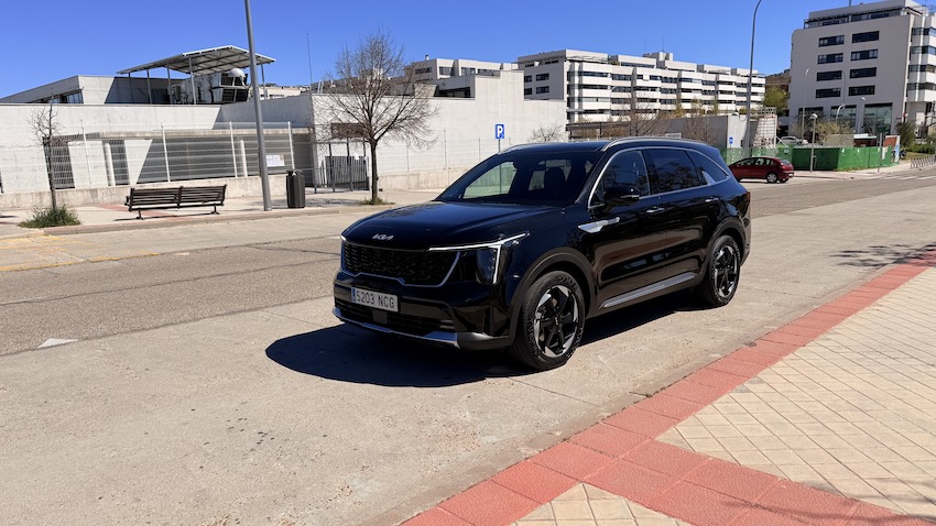 Kia-Sorrento-aparcad Probamos el Kia Sorento PHEV Emotion: el gran SUV enchufable que pone la lógica familiar al servicio del confort y la eficiencia