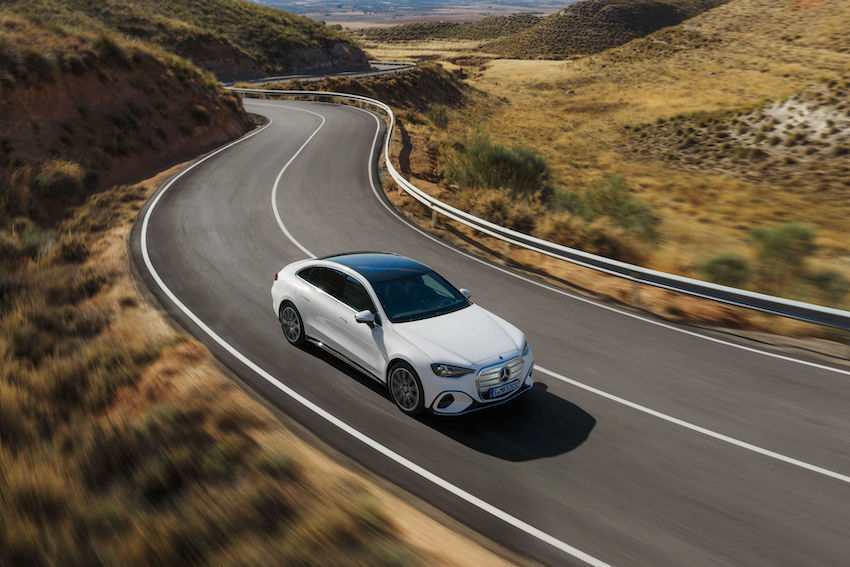 Mercedes-Benz-clase-C-circulando-por-carretera-toma-cenital El nuevo Mercedes-Benz Clase C eléctrico quiere poner el listón muy alto en su segmento