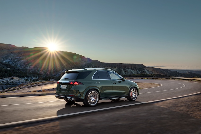 Mercedes-GLE-con-el-sol-enfrente Los nuevos Mercedes-AMG GLE 53 4MATIC+ y GLE 53 HYBRID 4MATIC+ el rendimiento se encuentra con la eficiencia