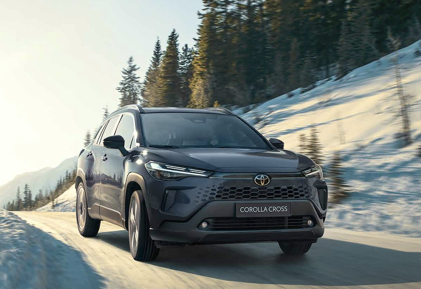 Toyota-Corolla-Cross-ciruclando Comparativa: Toyota Corolla Cross vs Kia Sportage Hybrid