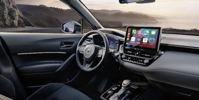 Toyota-Corolla-Cross-inteerior Comparativa: Toyota Corolla Cross vs Kia Sportage Hybrid