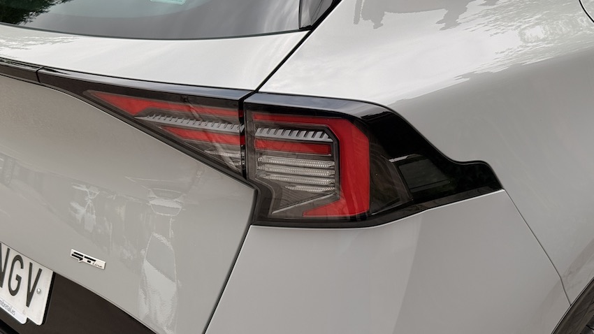 Trasera-Kia-Sportage Comparativa: Toyota Corolla Cross vs Kia Sportage Hybrid