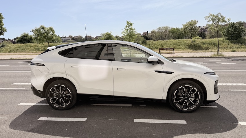 Xpeng-G6-circulando-en-ciudad-lateral Nuevo XPeng G6: mismo SUV coupé, mucho más serio cuando toca viajar