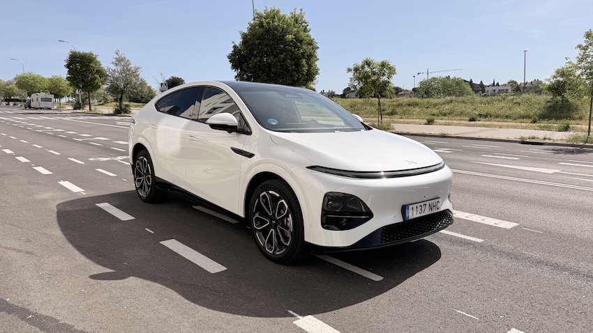 Xpeng-G6-parte-delantera-circulando Nuevo XPeng G6: mismo SUV coupé, mucho más serio cuando toca viajar