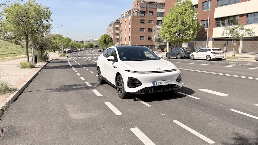 Xpeng-circulando-por-ciudad Nuevo XPeng G6: mismo SUV coupé, mucho más serio cuando toca viajar