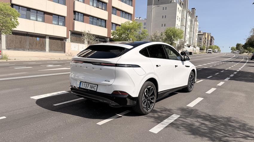 Xpengi-circulando-por-ciudad-de-espaladas Nuevo XPeng G6: mismo SUV coupé, mucho más serio cuando toca viajar