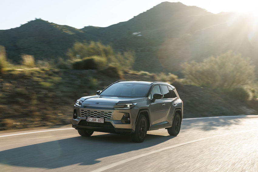 2026_rav4hev_avantgardebronze_dynamic_005 Los SUV híbridos que menos consumen realmente en 2026