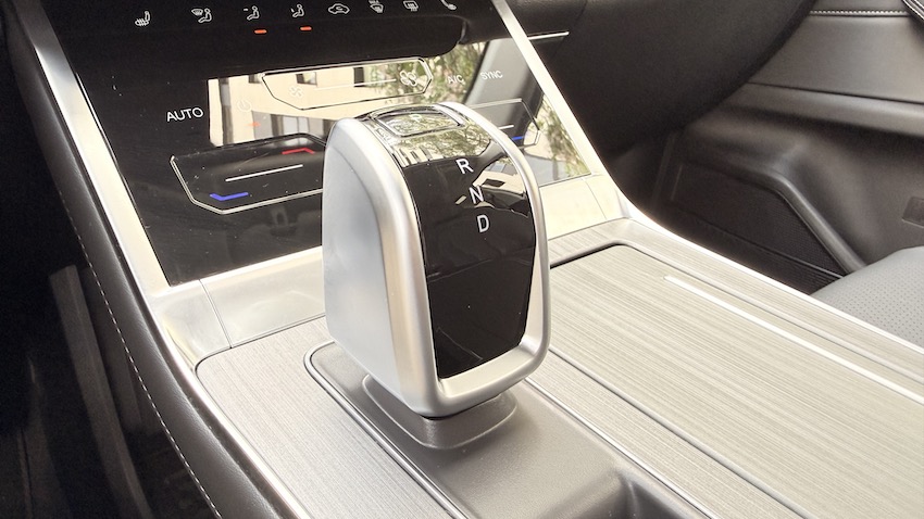 Ebro-s400-cambio-automatico EBRO s400 HEV: el SUV urbano español que apuesta por la eficiencia híbrida, la tecnología y una dotación muy completa