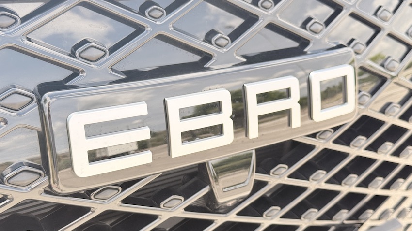 Ebro-s400-logo-frontoal EBRO s400 HEV: el SUV urbano español que apuesta por la eficiencia híbrida, la tecnología y una dotación muy completa