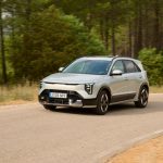 Nuevo Kia Niro HEV circulando por carretera con su renovado diseño frontal.