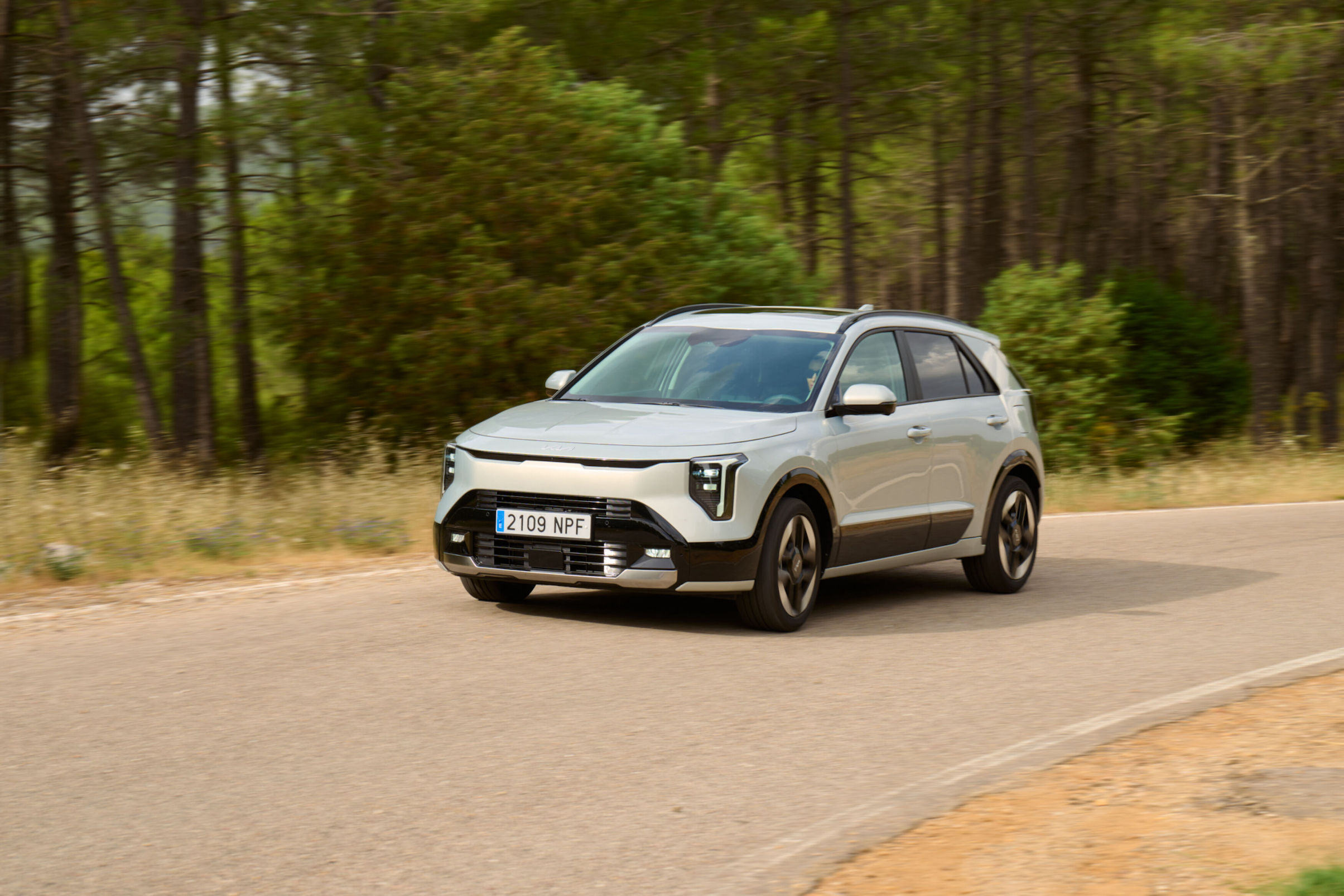 Nuevo Kia Niro HEV circulando por carretera con su renovado diseño frontal.